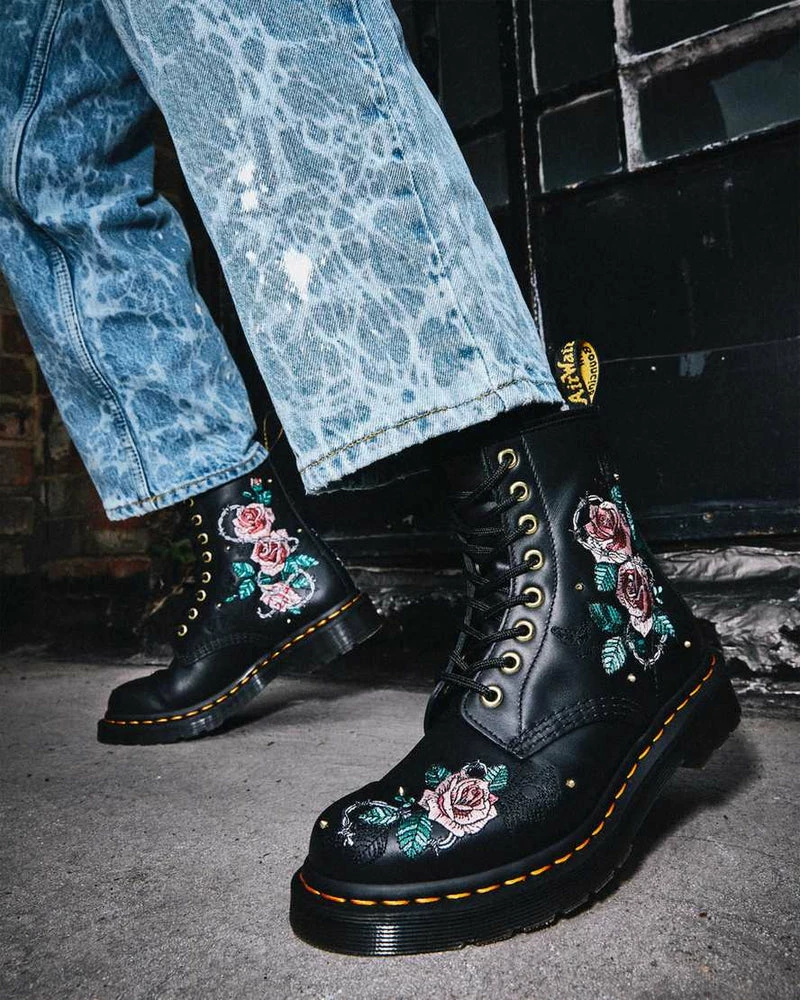 Dr Martens 1460 Vonda Chain 8 Eye Boot Vonda Black Nappa Floral 26980001